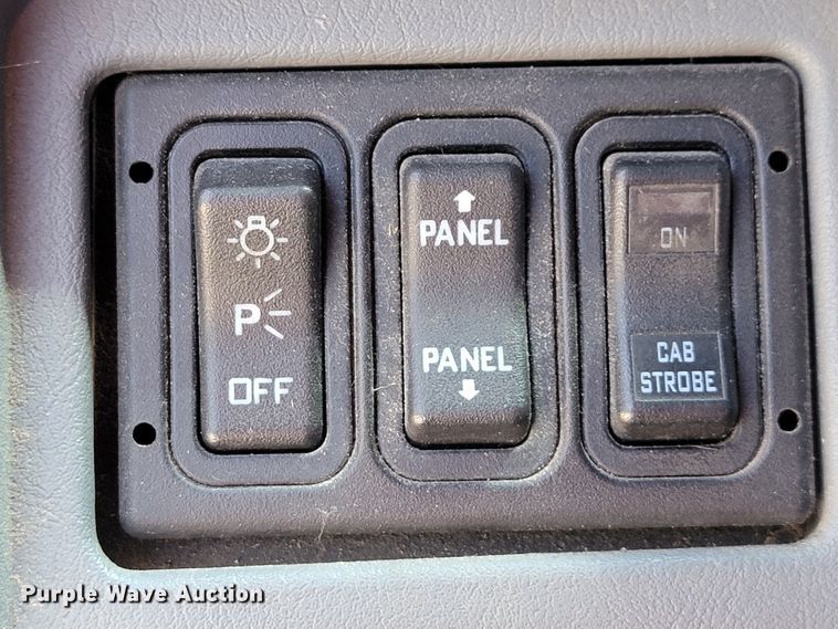 image for item KD9526 2004 International WorkStar 7400  dump truck