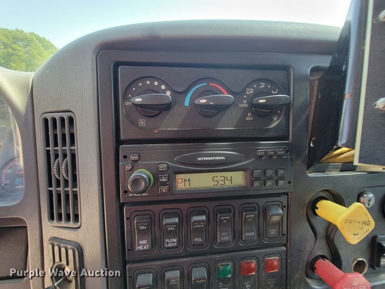 image for item KD9526 2004 International WorkStar 7400  dump truck