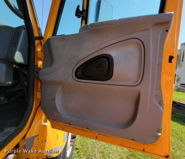 image for item KD9526 2004 International WorkStar 7400  dump truck