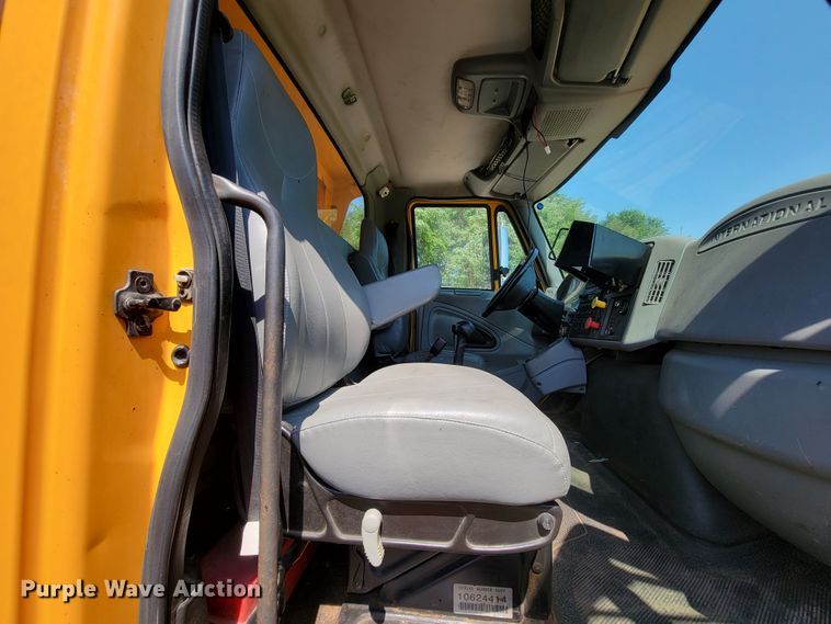 image for item KD9526 2004 International WorkStar 7400  dump truck