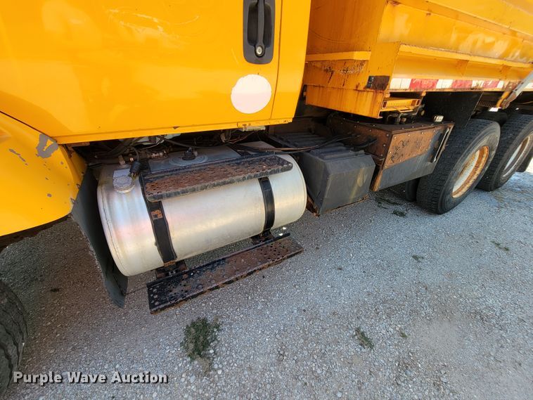 image for item KD9526 2004 International WorkStar 7400  dump truck