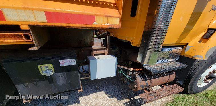 image for item KD9526 2004 International WorkStar 7400  dump truck