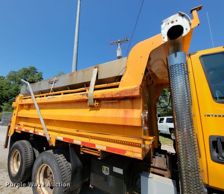 image for item KD9526 2004 International WorkStar 7400  dump truck