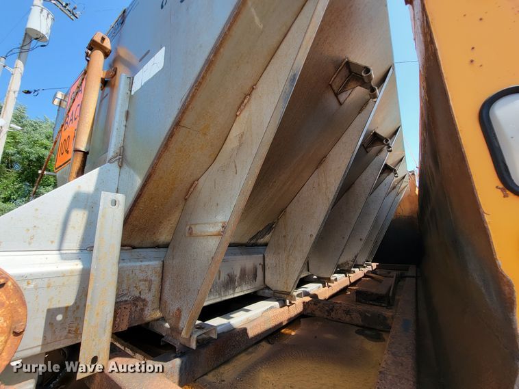 image for item KD9526 2004 International WorkStar 7400  dump truck