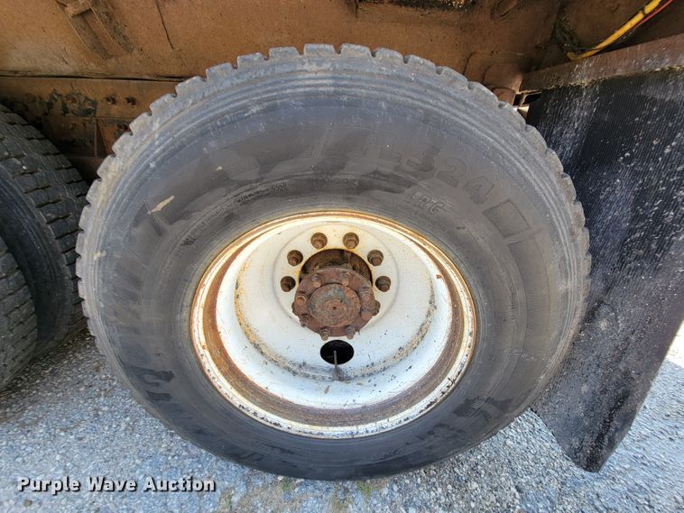 image for item KD9526 2004 International WorkStar 7400  dump truck