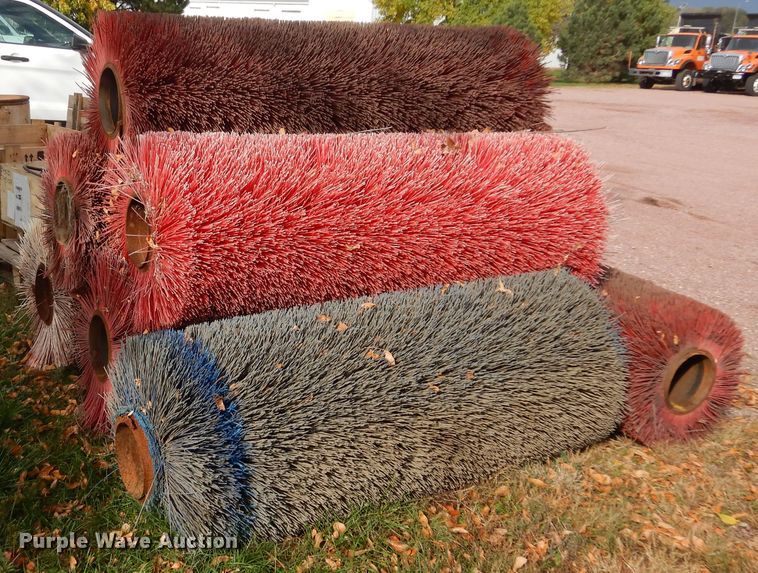 image for item KO9200 (7) broom brushes