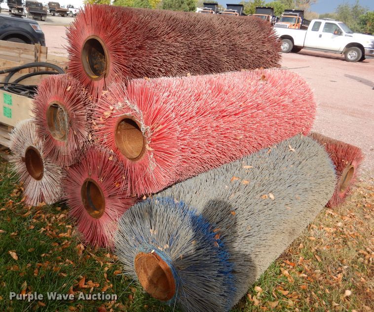 image for item KO9200 (7) broom brushes