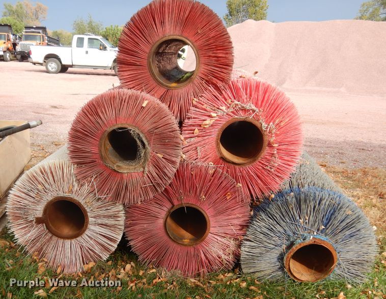 image for item KO9200 (7) broom brushes