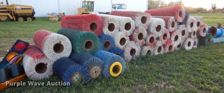 image for item KO9246 Approx. 35 broom brushes