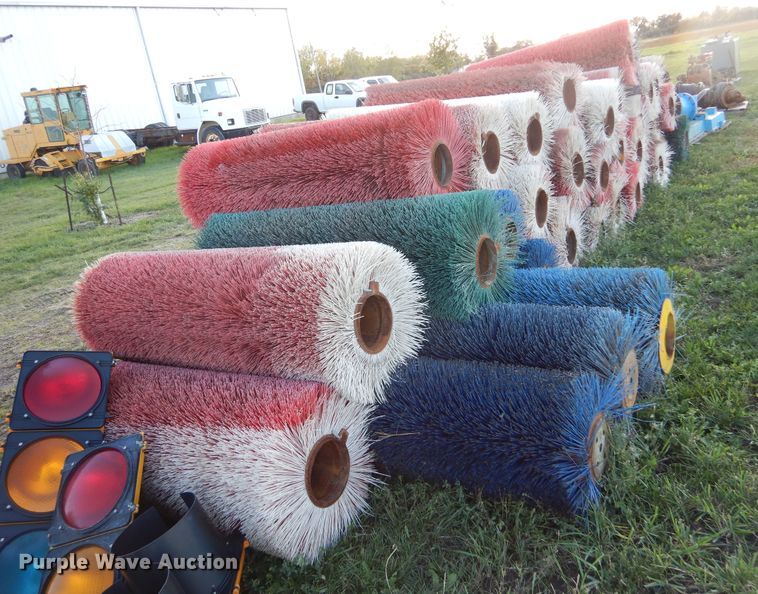 image for item KO9246 Approx. 35 broom brushes