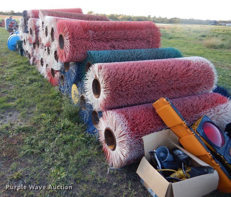 image for item KO9246 Approx. 35 broom brushes