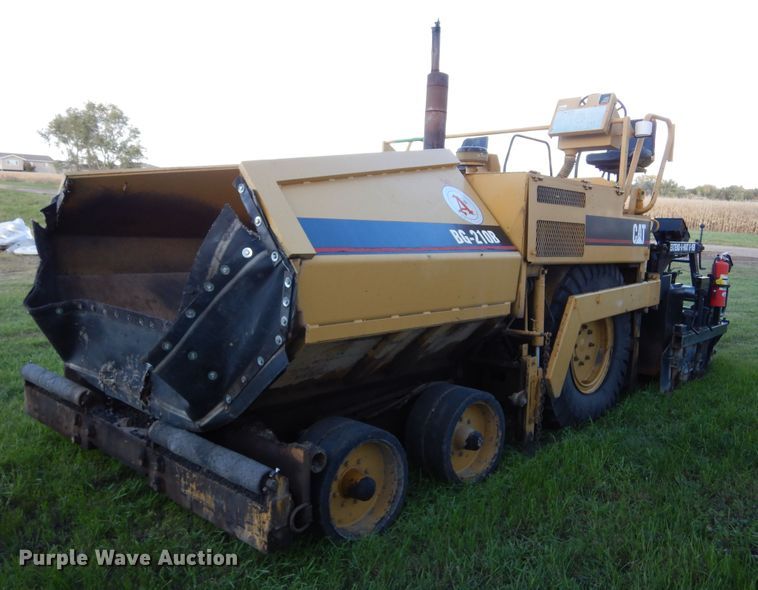 image for item KO9255 1994 Caterpillar BG-210B  paver