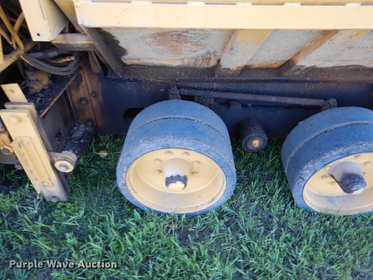 image for item KO9255 1994 Caterpillar BG-210B  paver