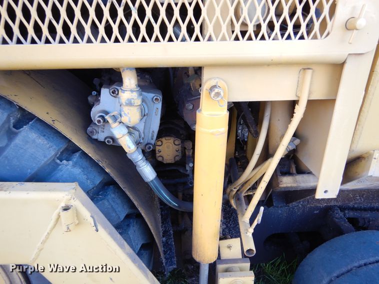 image for item KO9255 1994 Caterpillar BG-210B  paver