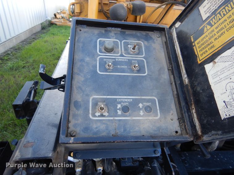 image for item KO9255 1994 Caterpillar BG-210B  paver