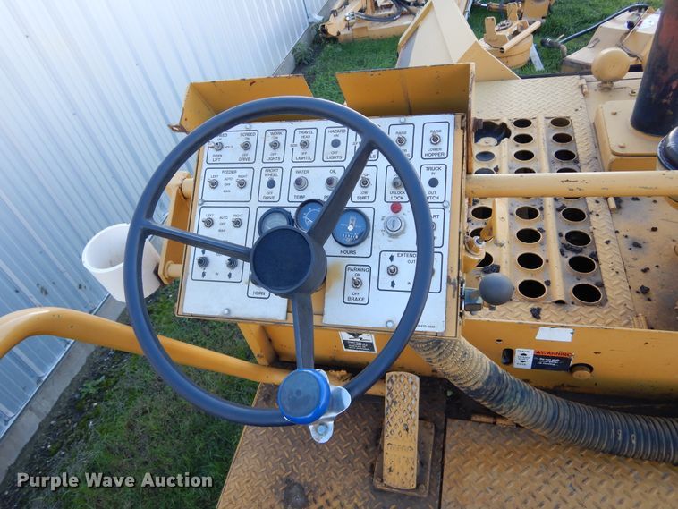 image for item KO9255 1994 Caterpillar BG-210B  paver