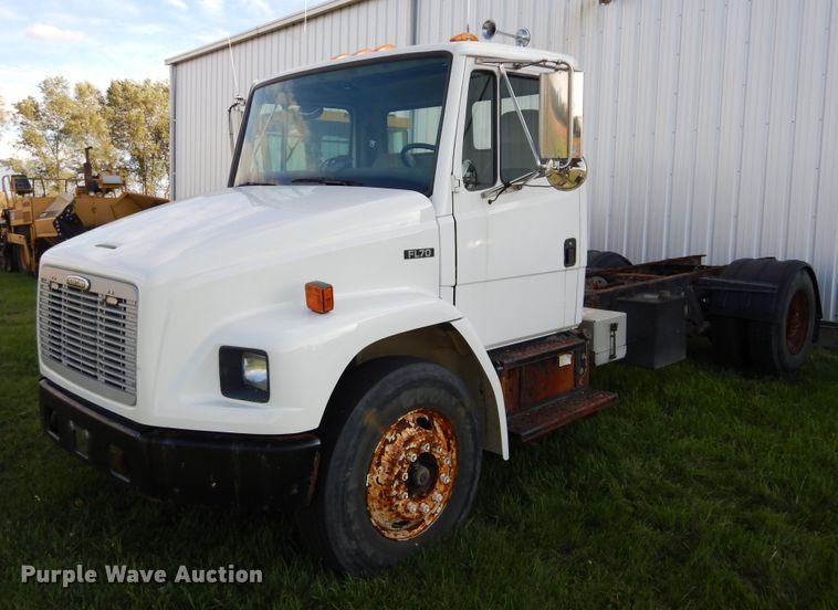 image for item KO9257 2001 Freightliner FL70  truck cab and chassis