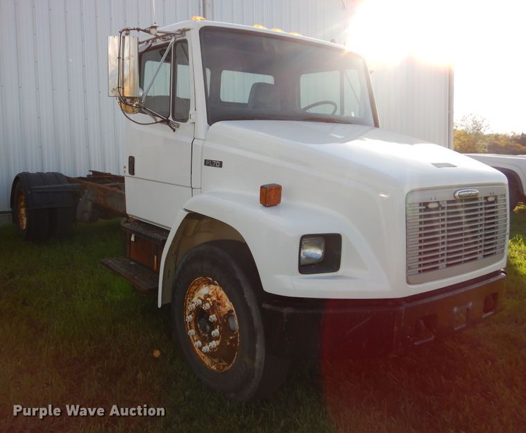 image for item KO9257 2001 Freightliner FL70  truck cab and chassis