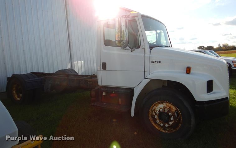 image for item KO9257 2001 Freightliner FL70  truck cab and chassis