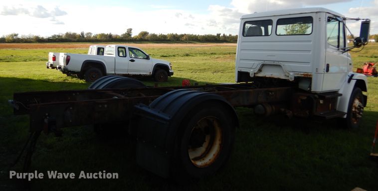 image for item KO9257 2001 Freightliner FL70  truck cab and chassis
