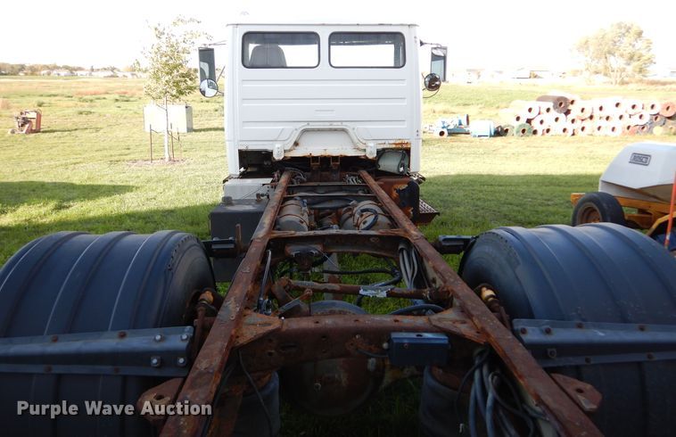 image for item KO9257 2001 Freightliner FL70  truck cab and chassis