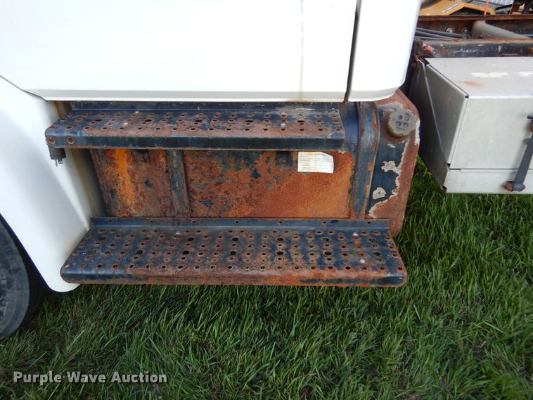 image for item KO9257 2001 Freightliner FL70  truck cab and chassis