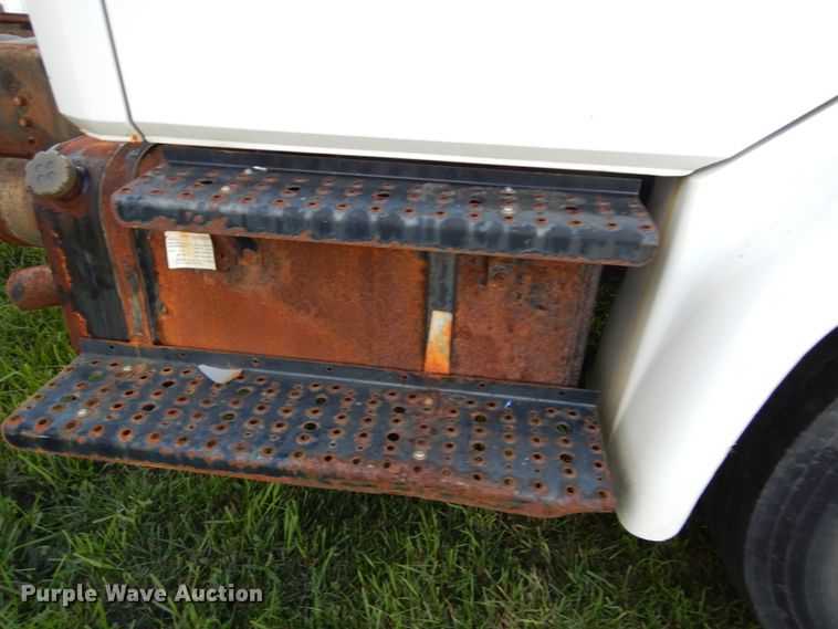 image for item KO9257 2001 Freightliner FL70  truck cab and chassis