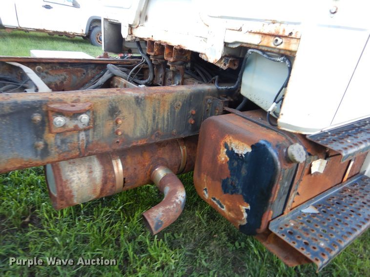 image for item KO9257 2001 Freightliner FL70  truck cab and chassis