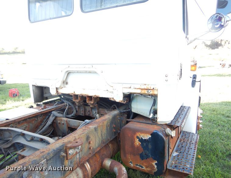 image for item KO9257 2001 Freightliner FL70  truck cab and chassis