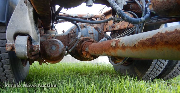 image for item KO9257 2001 Freightliner FL70  truck cab and chassis