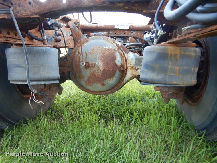 image for item KO9257 2001 Freightliner FL70  truck cab and chassis