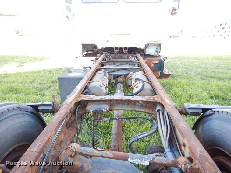 image for item KO9257 2001 Freightliner FL70  truck cab and chassis