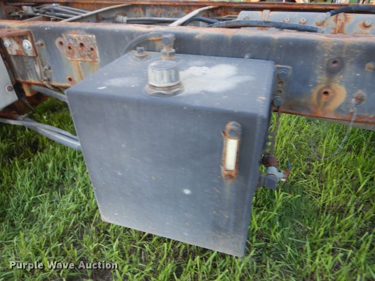 image for item KO9257 2001 Freightliner FL70  truck cab and chassis