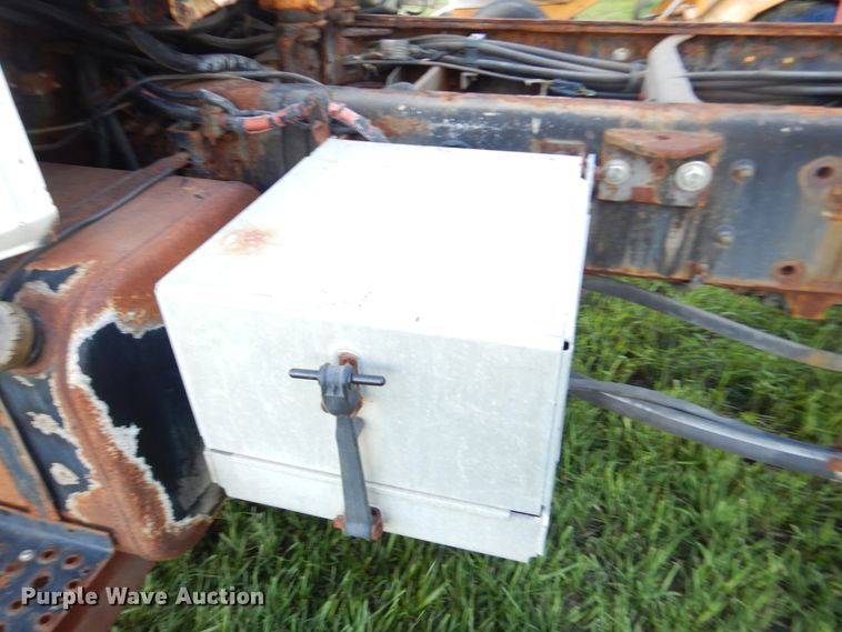 image for item KO9257 2001 Freightliner FL70  truck cab and chassis