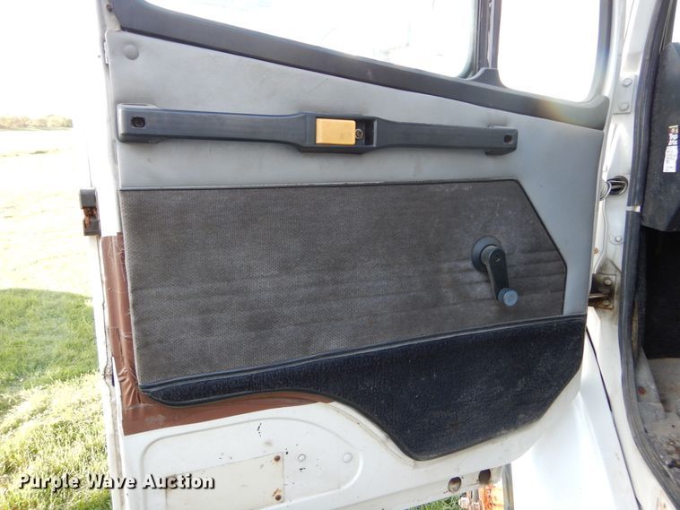 image for item KO9257 2001 Freightliner FL70  truck cab and chassis