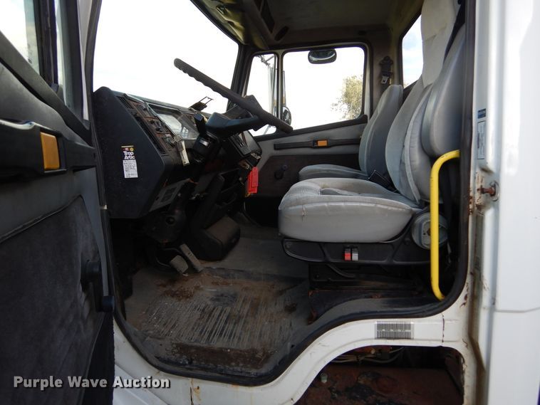 image for item KO9257 2001 Freightliner FL70  truck cab and chassis