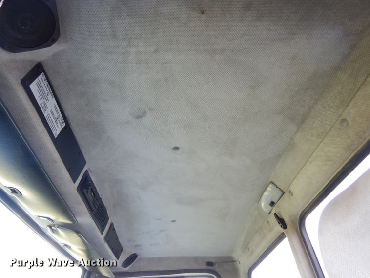 image for item KO9257 2001 Freightliner FL70  truck cab and chassis