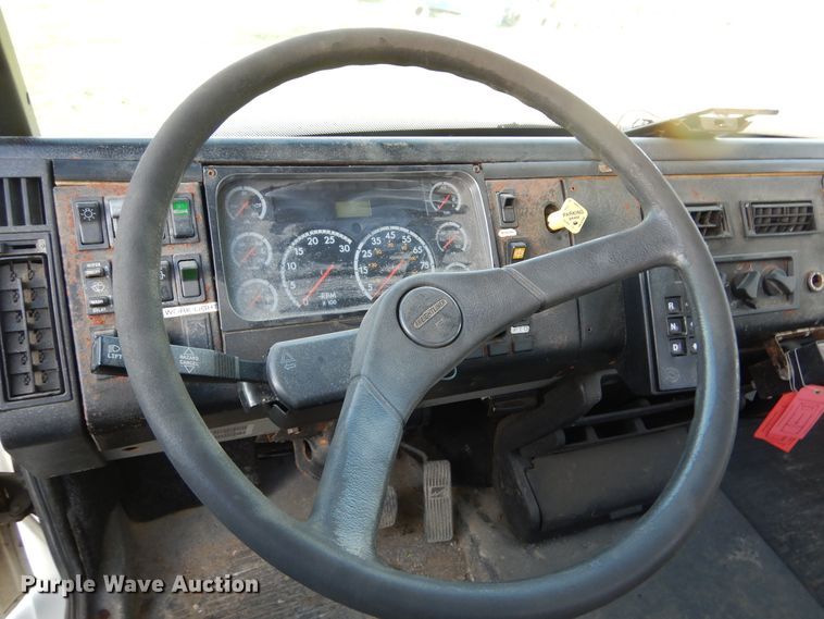 image for item KO9257 2001 Freightliner FL70  truck cab and chassis