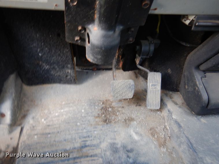 image for item KO9257 2001 Freightliner FL70  truck cab and chassis