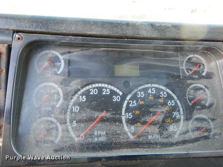 image for item KO9257 2001 Freightliner FL70  truck cab and chassis