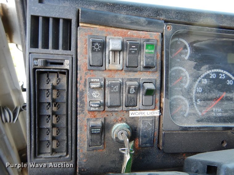 image for item KO9257 2001 Freightliner FL70  truck cab and chassis