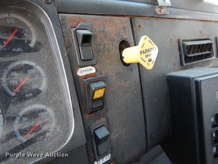 image for item KO9257 2001 Freightliner FL70  truck cab and chassis