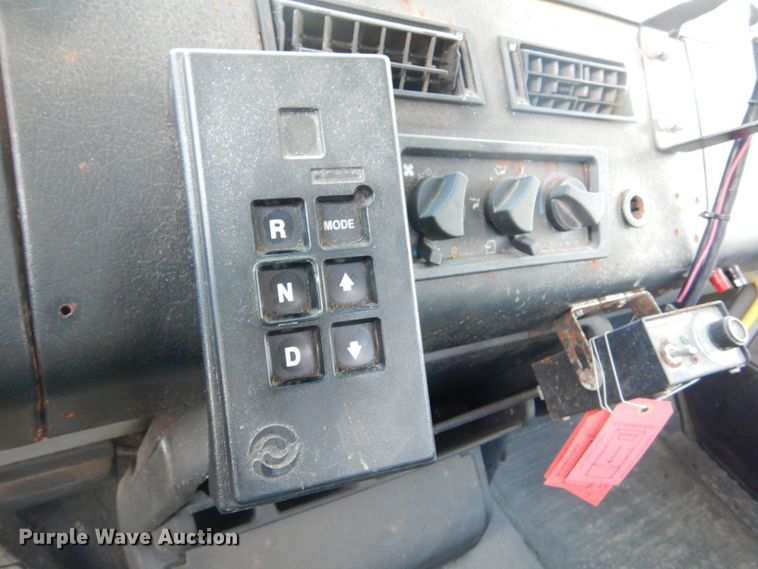 image for item KO9257 2001 Freightliner FL70  truck cab and chassis