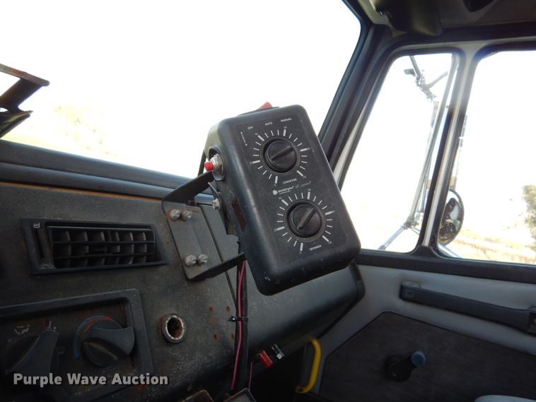 image for item KO9257 2001 Freightliner FL70  truck cab and chassis