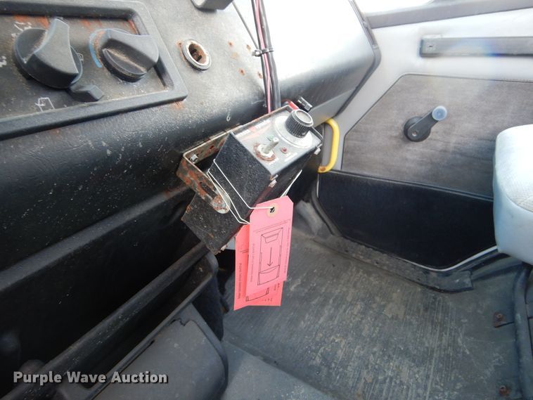 image for item KO9257 2001 Freightliner FL70  truck cab and chassis