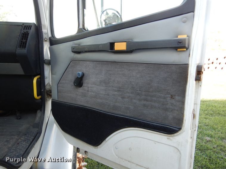 image for item KO9257 2001 Freightliner FL70  truck cab and chassis