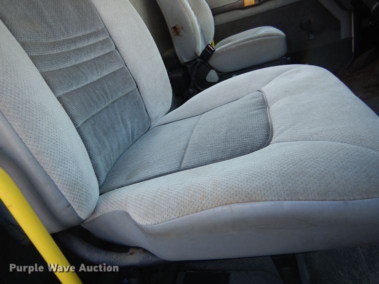 image for item KO9257 2001 Freightliner FL70  truck cab and chassis