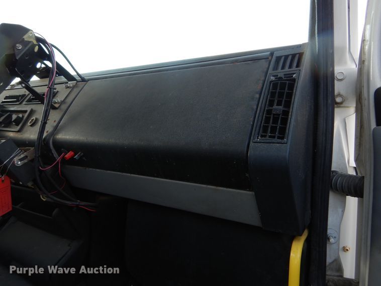 image for item KO9257 2001 Freightliner FL70  truck cab and chassis