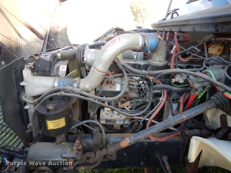 image for item KO9257 2001 Freightliner FL70  truck cab and chassis