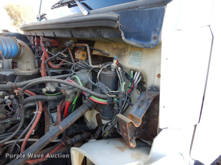 image for item KO9257 2001 Freightliner FL70  truck cab and chassis